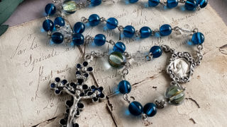青い花の窟のロザリオ — 静けさの中に湧く、青い祈り — | ハンドメイド